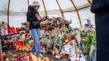 La camarera que presuntamente llevaba unas bengalas en el bar suizo en el que murieron 40 personas no era consciente del peligro, según su familia