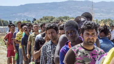 Italia adopta un duro decreto contra los migrantes