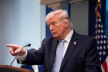Trump asegura que está en ‘negociaciones intensas’ con Irán a cuatro horas del plazo