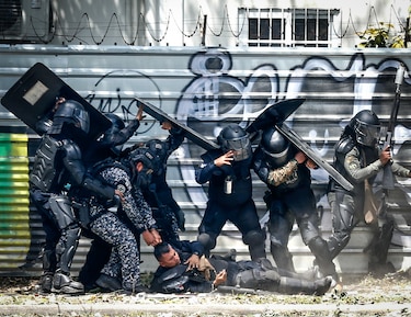 Violentos disturbios entre obreros y policías dejan 16 heridos y más de 500 personas detenidas