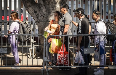 Trump planea grandes centros de detención para migrantes ilegales antes de su expulsión, según ‘CNN’