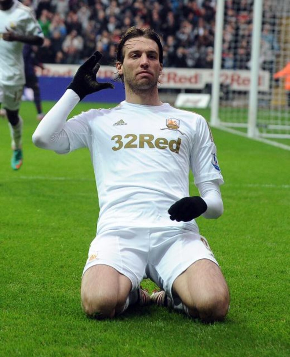 El español Michu renueva con el Swansea hasta 2016