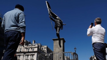 La misteriosa estatua de Banksy que apareció por sorpresa en el centro de Londres