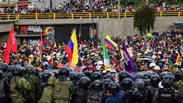 Manifestantes indígenas intentan entrar en la Asamblea Nacional de Ecuador