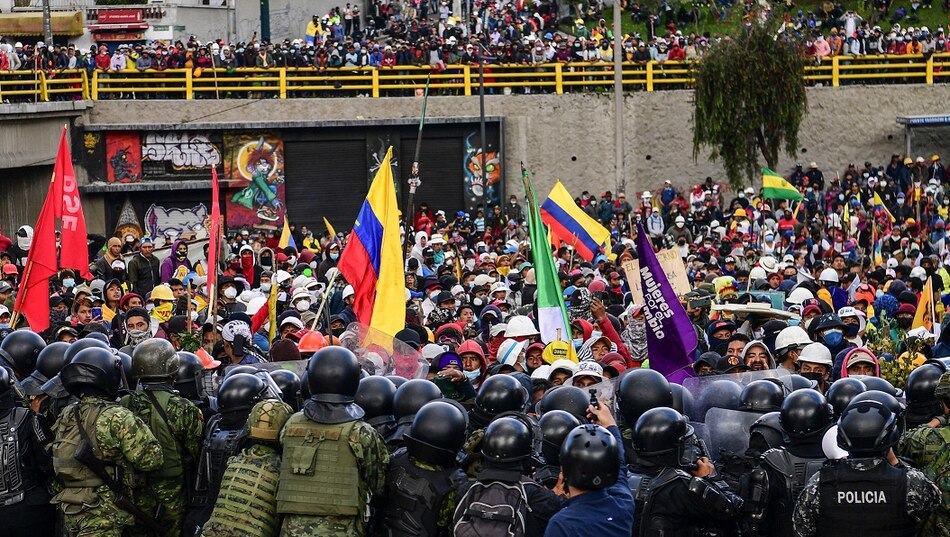 Manifestantes indígenas intentan entrar en la Asamblea Nacional de Ecuador