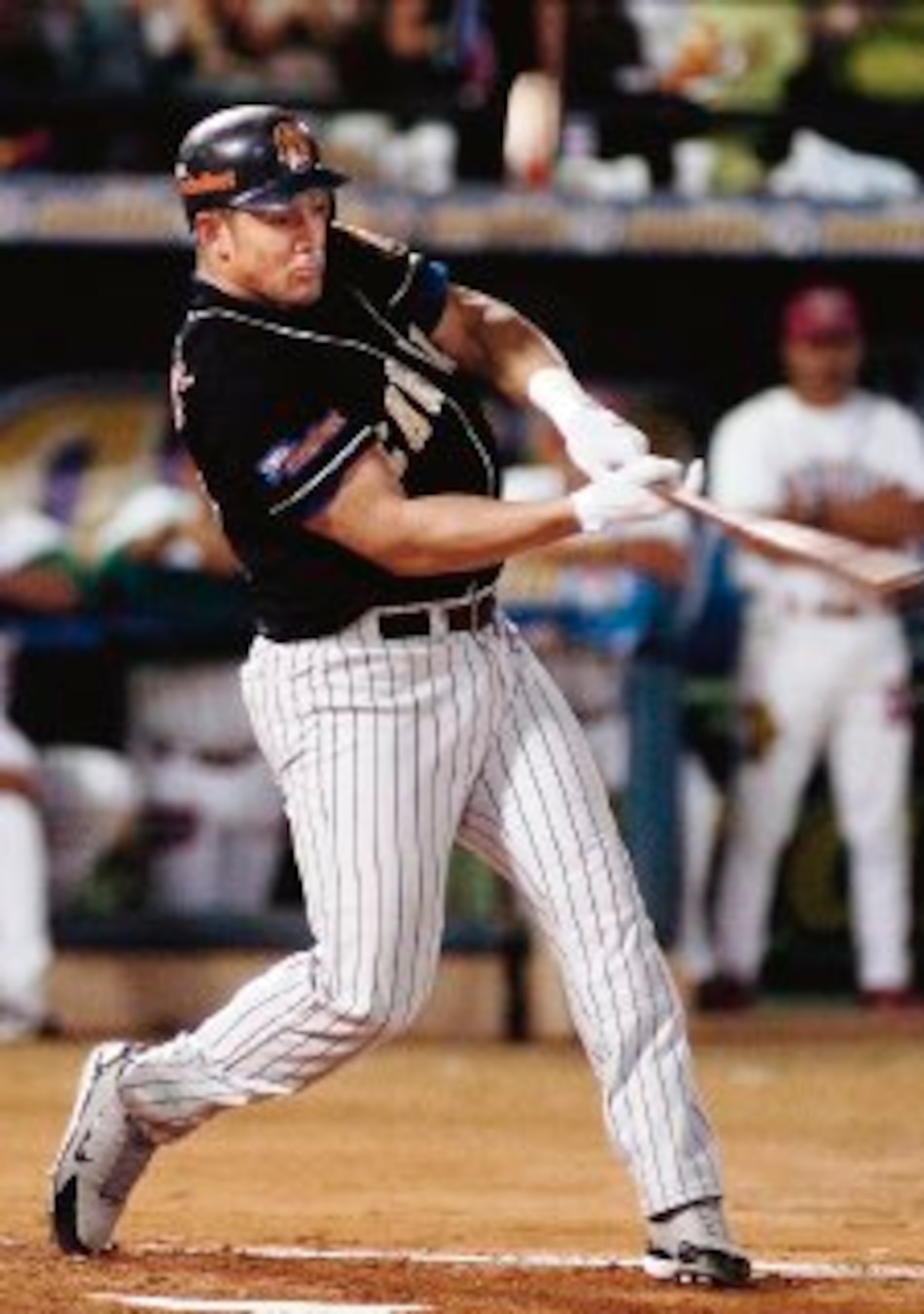 Alex Cabrera pegó dos jonrones en Venezuela