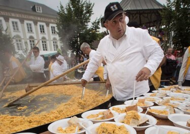 A pesar del escándalo de los huevos, una ciudad belga cocina su 'omelette' gigante