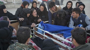 Rescatistas buscan entre restos del sismo en Irán e Irak