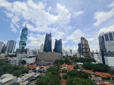 Banqueros estiman que las tasas de interés se estabilizarán hacia mediados del 2026