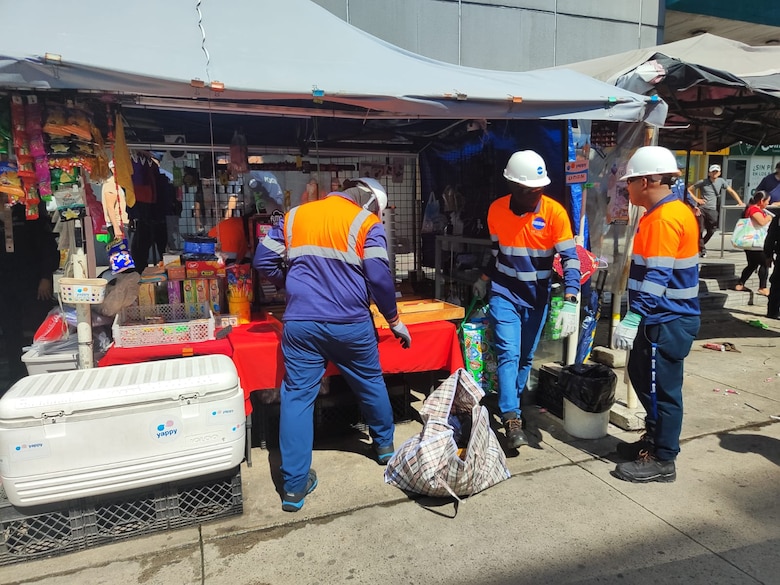 Desalojan a más de 30 buhoneros en predios de la estación del Metro de San Miguelito