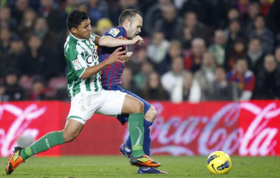 El Barcelona presenta alegaciones por la tarjeta amarilla de Iniesta