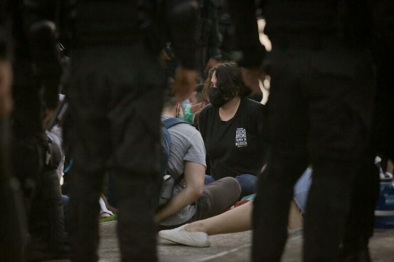 Repudian agresión de una subteniente contra manifestante universitaria; jóvenes se presentan ante un juez de paz