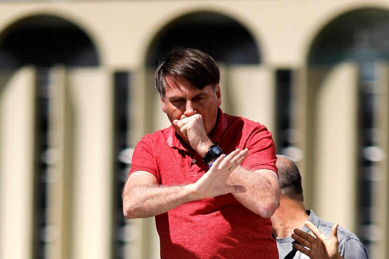 Bolsonaro arenga a manifestantes que rompen cuarentena y piden intervención militar