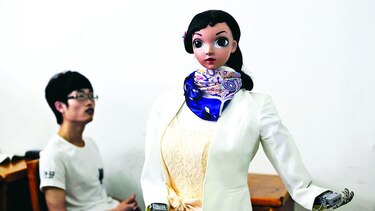 Universidad acoge primera clase DADA por un robot