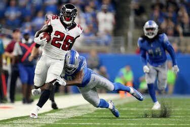 Falcons derrotan a Lions con ayuda de video