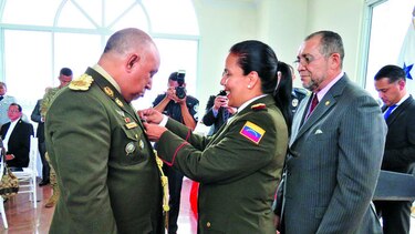 Venezuela condecora a la fuerza pública