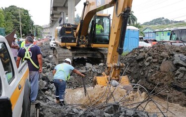 Rotura de tubería afecta suministro de agua en varios sectores de la ciudad
