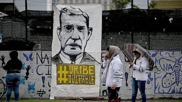 Condenan al expresidente de Colombia Álvaro Uribe a 12 años de prisión domiciliaria inmediata tras ser declarado culpable de soborno de testigos y fraude procesal