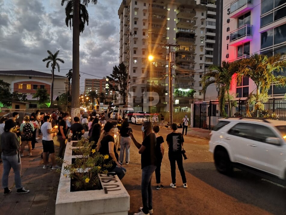 ‘El violador eres tú', resuena durante protesta frente a la sede de la Senniaf