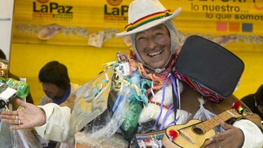 Festividad boliviana rinde culto a sueños y deseos