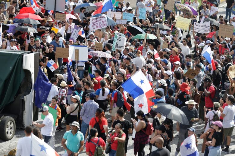 ‘Abajo el contrato minero’ piden los ciudadanos en una protesta en la cinta costera 