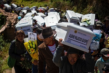 Víctimas del ‘carnicero de los Andes’ son sepultadas 37 años después en Perú