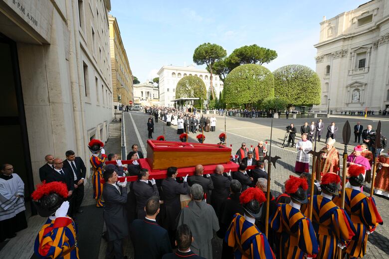 El féretro del papa Francisco llega a la basílica de San Pedro