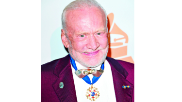 Buzz Aldrin sufre percance
