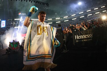 Mexicano ‘Canelo’ Álvarez vence a Saunders y unifica cinturones de OMB, CMB y AMB