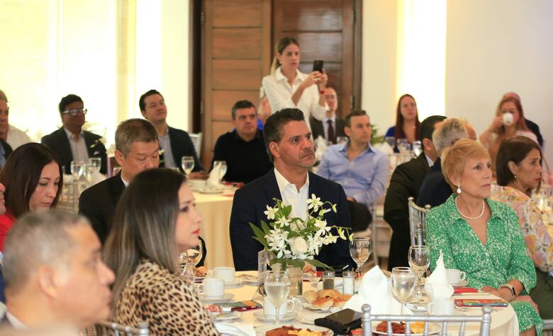 Café con La Prensa aborda cómo la conectividad impulsa la competitividad en la era digital