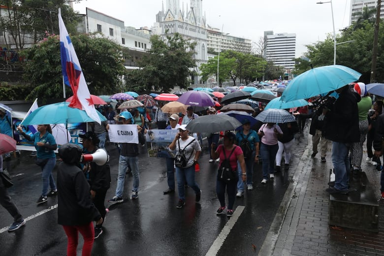 Paro magisterial alcanza 22 días con protestas en la capital y en el interior del país