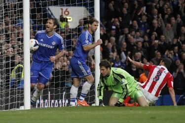 Chelsea gana y vuelve a la punta de la liga inglesa