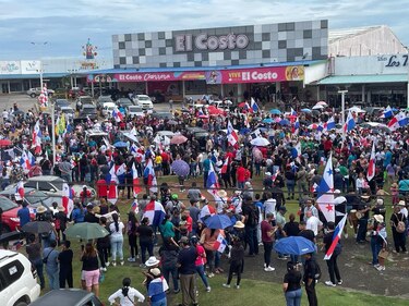 En multitudinaria marcha ciudadanos piden la derogación del contrato minero
