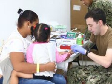 Presidente Laurentino Cortizo visita buque hospital en Colón