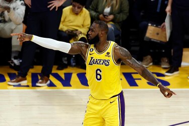 LeBron da un golpe a la serie