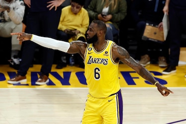 LeBron da un golpe a la serie