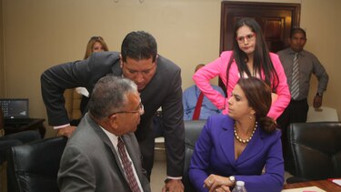 Diputados aplazan una vez más decisión sobre denuncias contra Ayú Prado