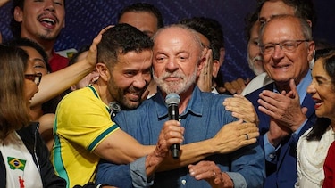 El "ejército digital" de 10 millones de personas en WhatsApp que ayudó a Lula a lograr una victoria histórica