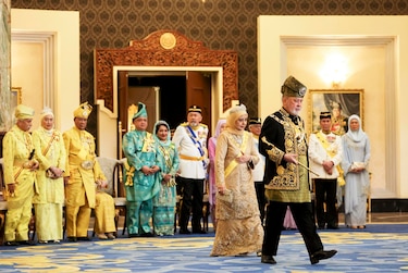 El rey de Malasia es investido en una vistosa ceremonia en el Palacio Nacional
