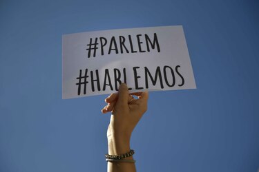 Miles se manifiestan por la unidad de España o el diálogo con Cataluña