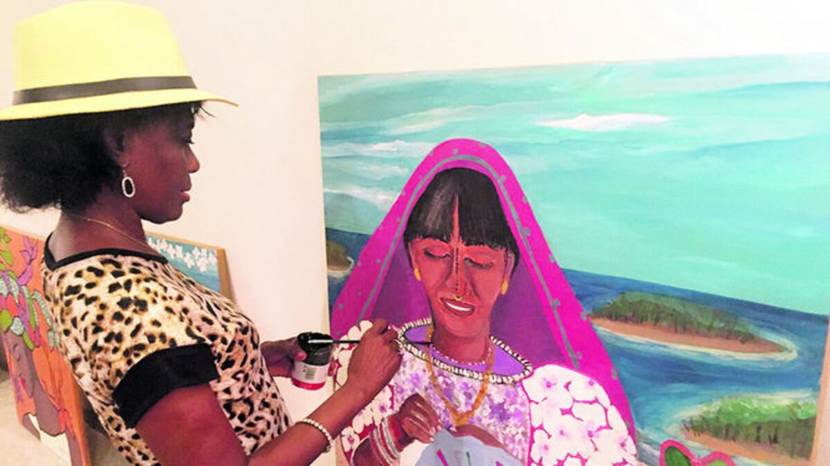 Editha Betancourt junto a una de sus obras; Marie Fernanda Icaza luciendo la pollera, y algunas de las fotografías que fueron parte de la exposición. CORTESÍA