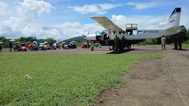 Padres de familia y estudiantes cierran pista en Jaqué exigiendo nombramientos de docentes; avión de Air Panamá no puede despegar 