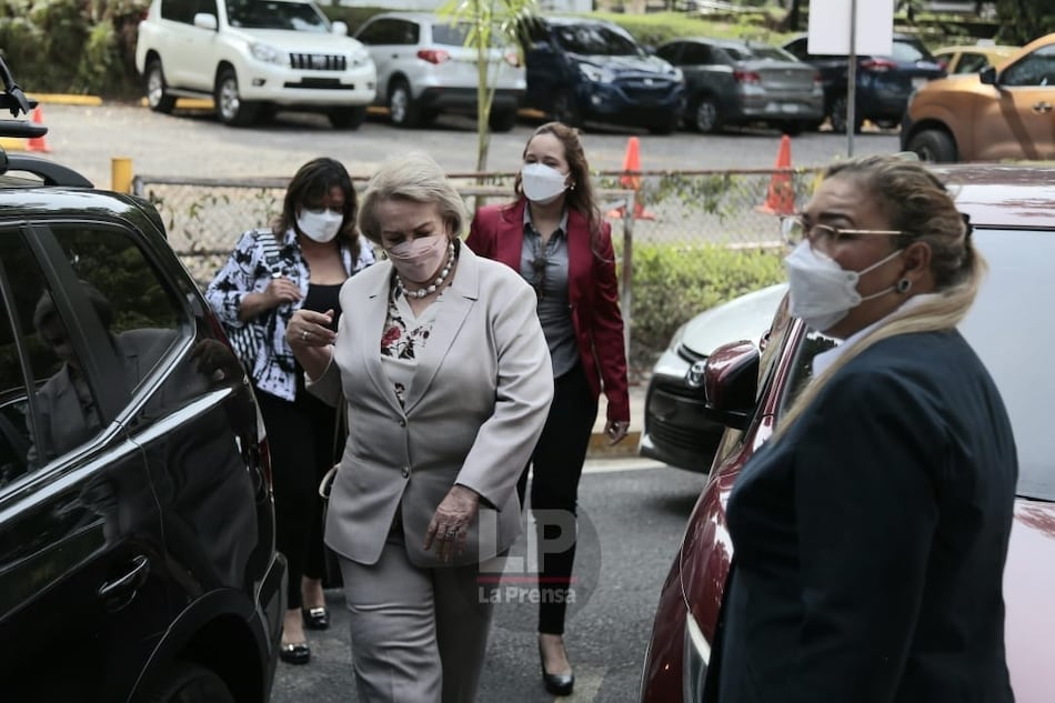 Tribunal de Cuentas ordena archivar proceso contra la rectora Etelvina de Bonagas