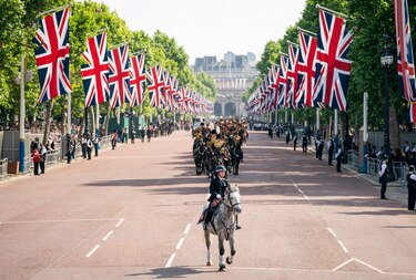 Isabel II es aclamada en el balcón del Palacio de Buckingham, por sus 70 años de reinado