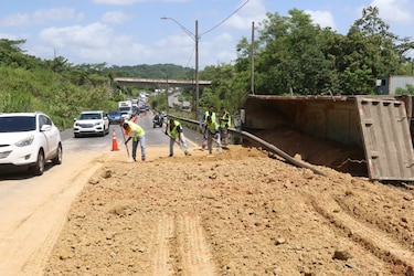 Colisión múltiple de seis vehículos paraliza el tránsito en la vía Centenario hacia Panamá Oeste