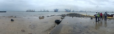 Colapsa torre de señalización en Bahía de Manzanillo por fuertes vientos; marejadas causan daños a muelle