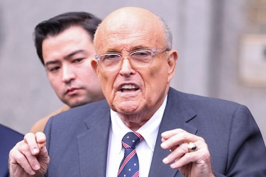 Exalcalde de Nueva York Rudy Giuliani está hospitalizado en condición crítica pero estable