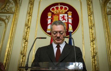 España retira reforma de aborto, renuncia ministro