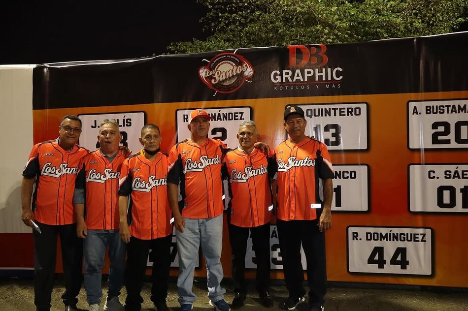 Los Santos rinde tributo a sus leyendas y retira sus números