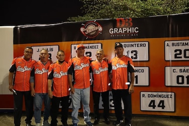 Los Santos rinde tributo a sus leyendas y retira sus números